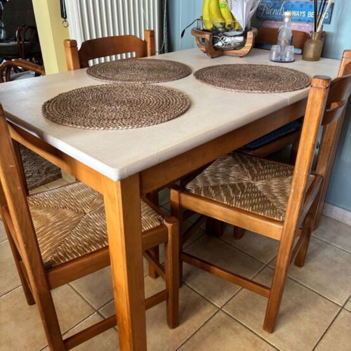 Kitchen dining set like new with 4 chairs and extension option
