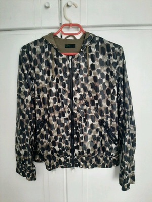 Αντιανεμική ζακέτα Benetton σαν καινούργιο, μέγεθος S-M, πράσινη