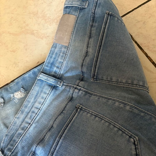 Only women's ripped blue jeans like new, size 28/30