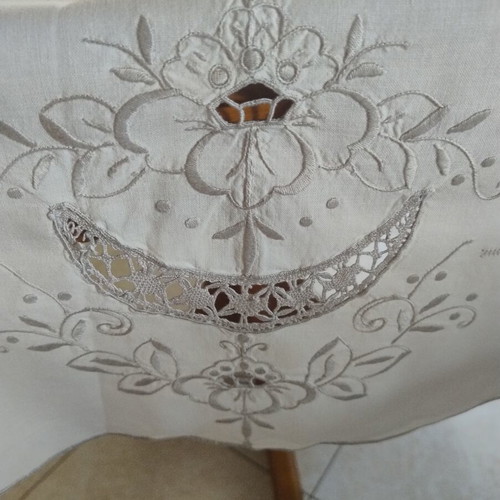 Round tablecloth with embroidery, diameter 1.70m