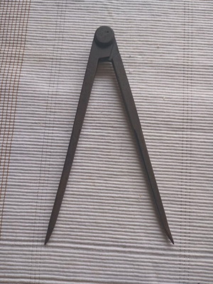 Metal antique compass used