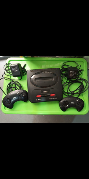 sega mega drive II, με 2 τηλεχειριστηρια και ενα παιχνίδι