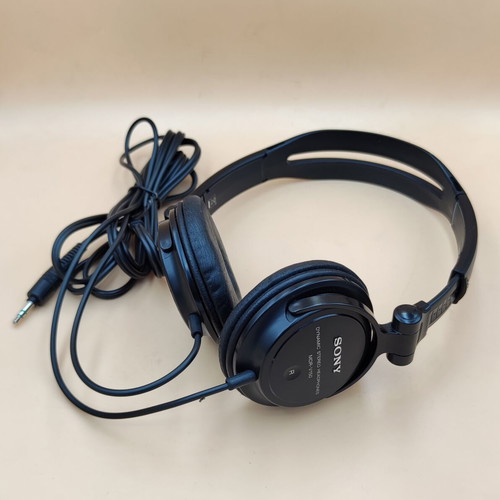 Sony MDR-V150 headphones used, wired connection