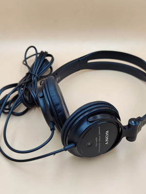 Sony MDR-V150 headphones used, wired connection