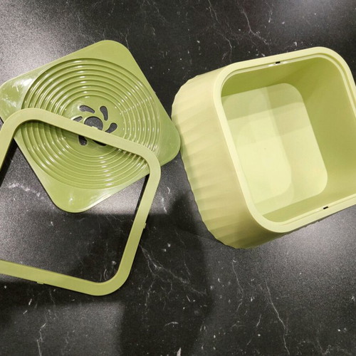 Dog water bowl like new without leaks