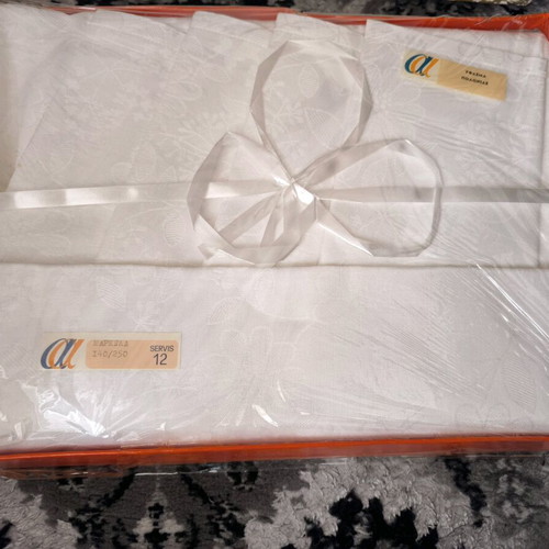Vintage tablecloth set with 12 luxury napkins new