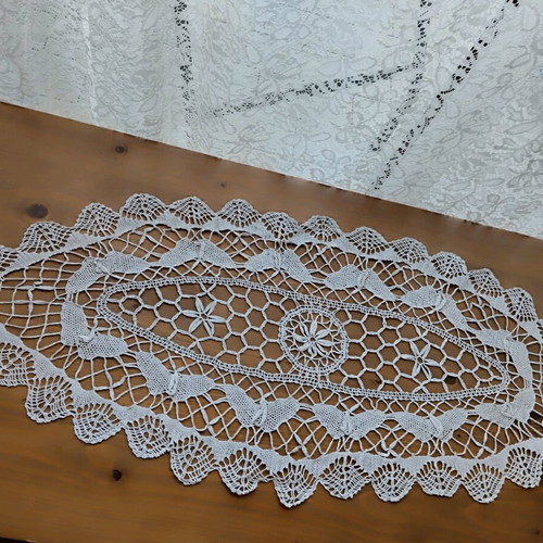 Vintage table runner with bobbin lace in light gray, like new, 80x33 cm