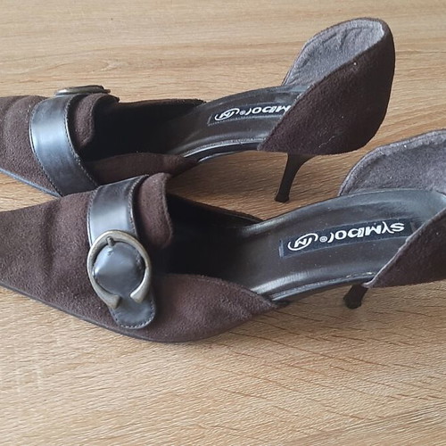 Medium heel shoes brown suede and leather with clasps like new