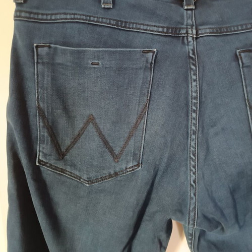 Wrangler jeans size 31 soft fabric slim fit like new