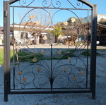 Πόρτα εισόδου περίφραξης αυλής καινούργια, εκθεσιακή
