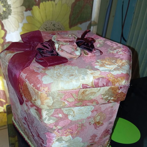 Fabric large jewelry box like new in shades of pink, white and burgundy 18"