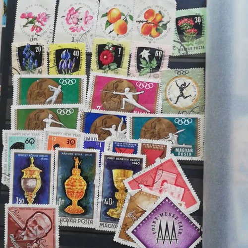 Stamp collection album like new with 13 full pages from various countries