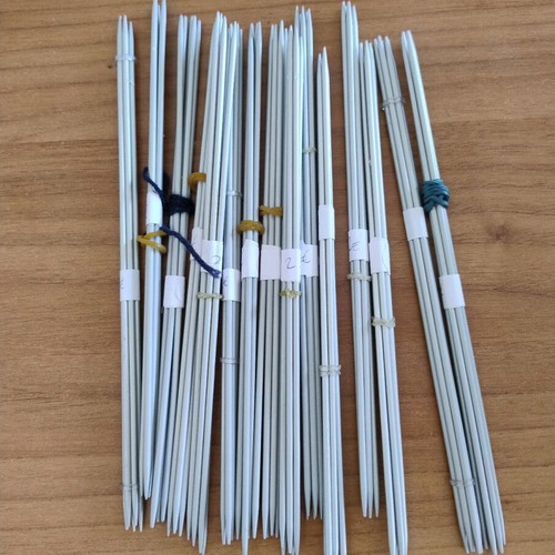 Set of 75 double-pointed knitting needles like new, 20cm length