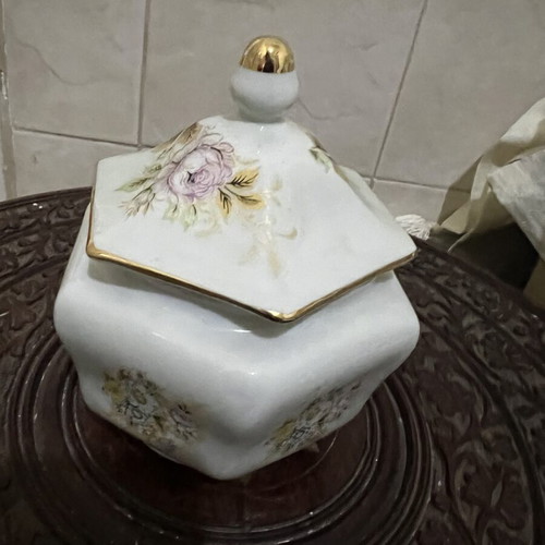Porzeland Masse Bavaria porcelain vessel with lid like new