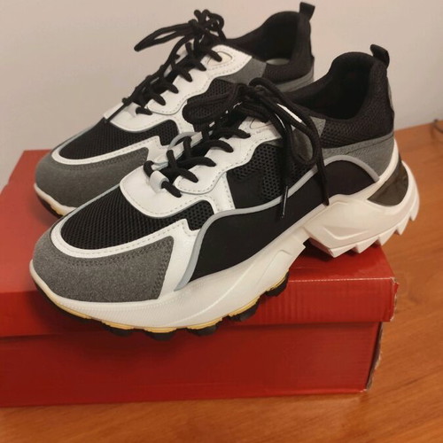 Sneaker women's like new, size 38, black and white