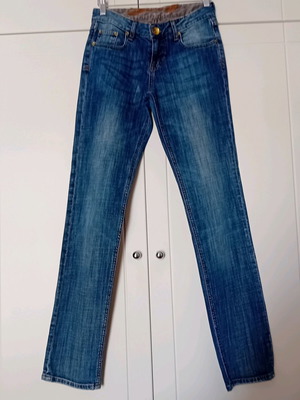 Seven7 jeans like new, size 27, blue with embroidery