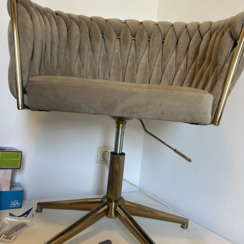 Manicure desk like new with extractor and 4 pouro chairs
