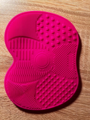 Brush cleaning tool new, pink with suction cups