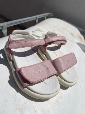 Calvin Klein sandals size 23 like new