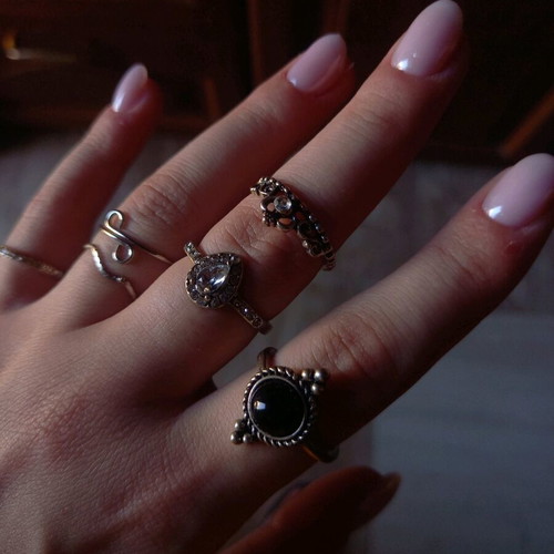 Rings like new with elegance and dark vibes
