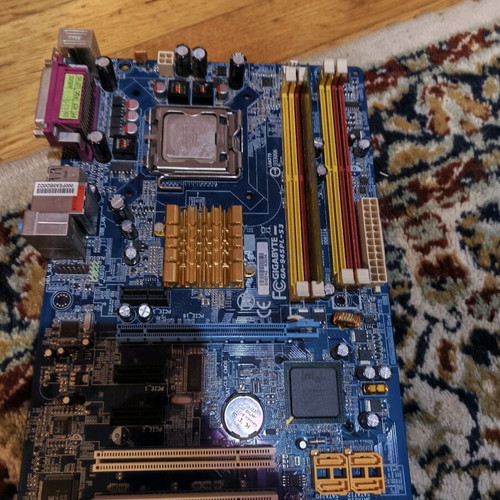 Motherboard with Intel Pentium Dual Core, 1GB RAM and stock cooler used