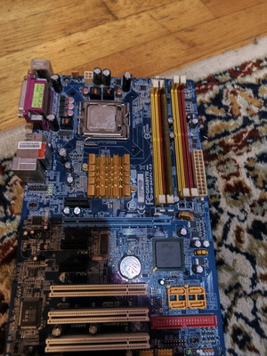 Motherboard with Intel Pentium Dual Core, 1GB RAM and stock cooler used