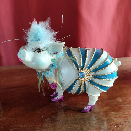 Pig figurine like new