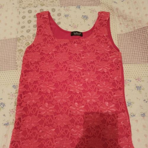 Sleeveless top like new, red, size M