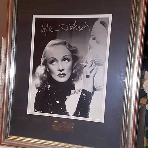 Autograph collection used, largest in Greece