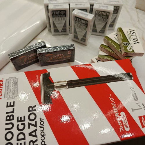 Feather ξυριστική μηχανή διπλής κόψης σαν καινούργια με επώνυμα ξυραφάκια
