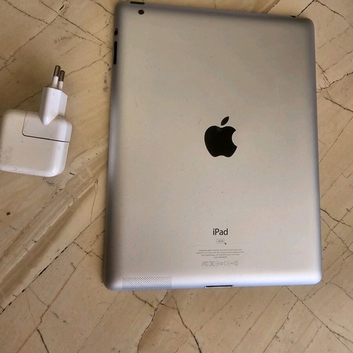 Ipad 2 16gb used with cracks on two corners, with box and original charger