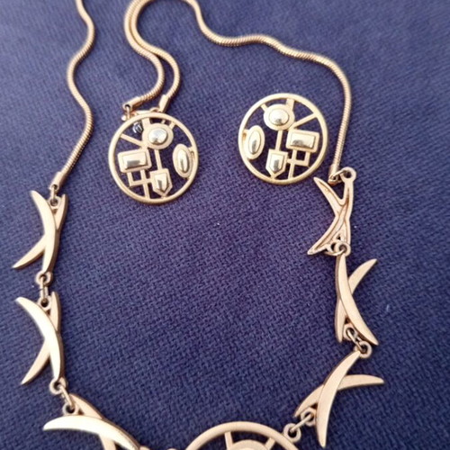 Jewelry set new, gold tone with unique design