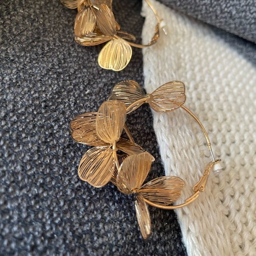 Stradivarius gold hoop earrings like new