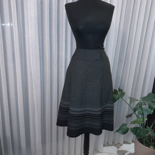 Women's high-waisted alpha-line skirt like new, size large, black and gray