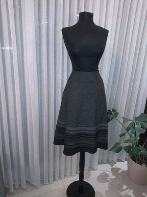 Women's high-waisted alpha-line skirt like new, size large, black and gray