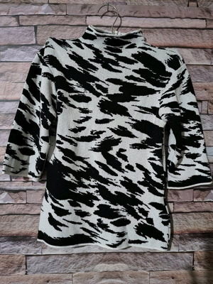 Knitted black and white thin blouse with 3/4 sleeve like new, XS