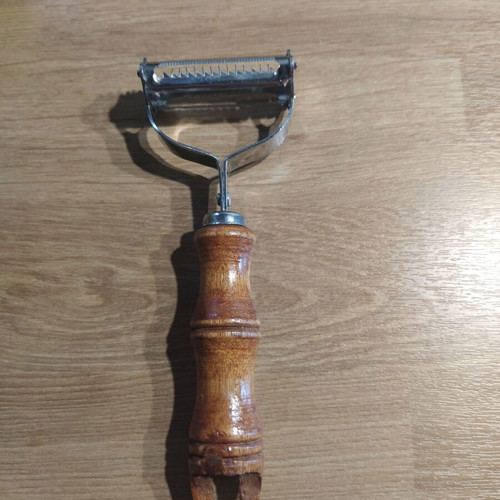 Peeler with stainless steel blades and wooden handle like new