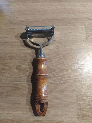 Peeler with stainless steel blades and wooden handle like new