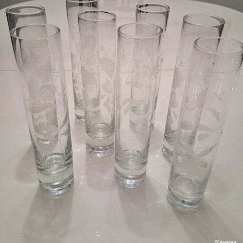 Set of 8 crystal glasses with embossed flowers