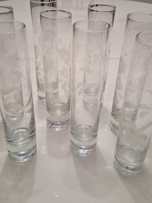 Set of 8 crystal glasses with embossed flowers