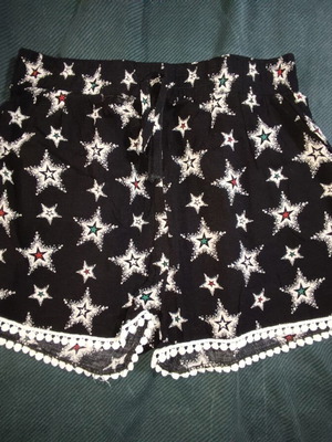 Women's summer shorts like new with star print and pom-pom trim