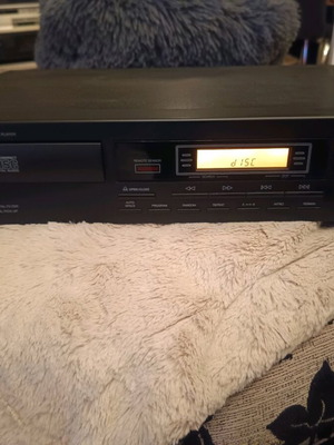 Supertech cd-042RM CD плейър като нов с дистанционно управление