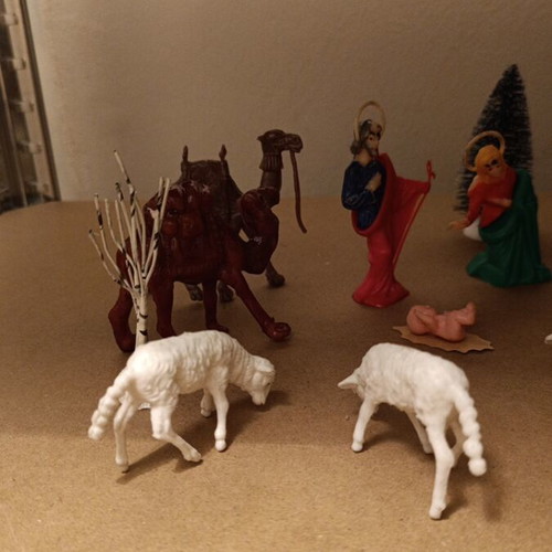 Nativity scene with 17 figures used
