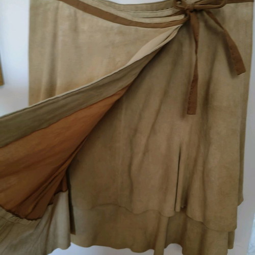 Pinko suede skirt used, size medium, beige