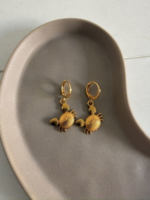 Crab earrings like new, gold tone