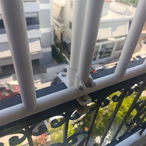 Balcony child safety railings used, white, 17m length