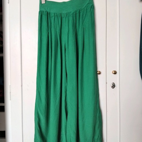 Lynne green wide crop pants like new, viscose fabric, sizes XS-S