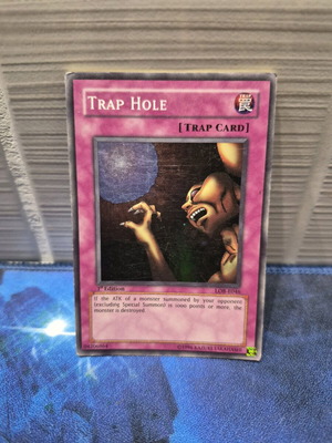 Yu-Gi-Oh! Trap Hole LOB-E046 1st Edition Super Rare card like new