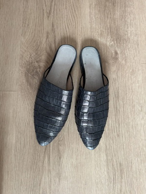 Moroccan leather slippers like new, size 40, black