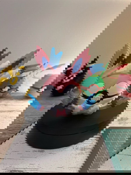 Silveon Pokeball